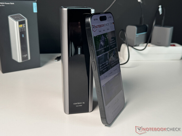 Cuktech 15 Ultra i storleksjämförelse med en iPhone 16 Pro