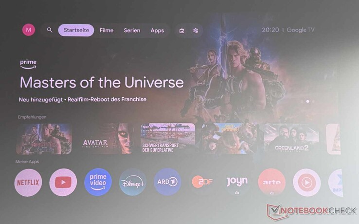 Google TV-gränssnittet på Etoe Dolphin 2 (svagt upplyst rum med ett fönster till höger, skärm med hög kontrast)