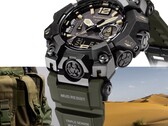 Närbild av Casio G-Shock Mudmaster GWG-B1000-1A3 som visar dess svarta boett, bruna detaljer på urtavlan, olivgrönt armband, robusta skyddsdelar och Triple Sensor-märkningen, med militärutrustning och ett ökenlandskap i bakgrunden.