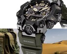 Närbild av Casio G-Shock Mudmaster GWG-B1000-1A3 som visar dess svarta boett, bruna detaljer på urtavlan, olivgrönt armband, robusta skyddsdelar och Triple Sensor-märkningen, med militärutrustning och ett ökenlandskap i bakgrunden.