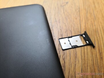 Nano-SIM + MicroSD-fack