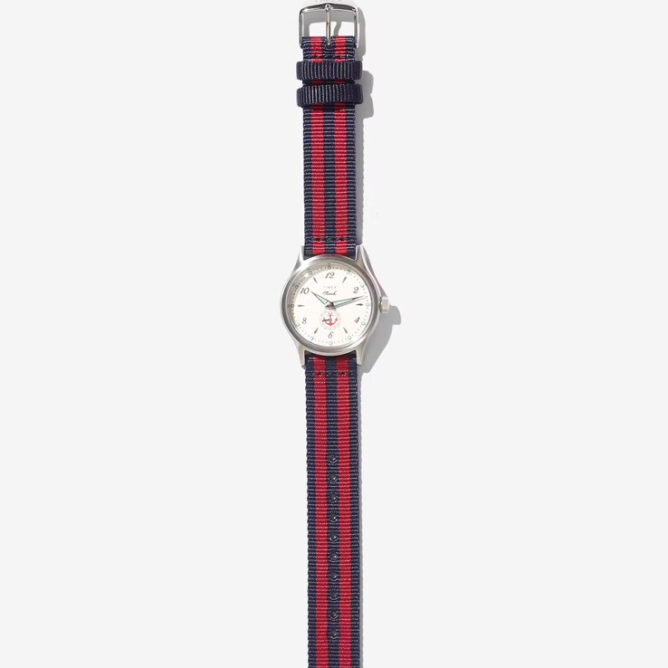 Noah x Timex MK1 Anchor-klocka med silverfärgat 36 mm-boett, krämfärgad urtavla, ankarmotiv och randigt tygarmband i marinblått och rött.