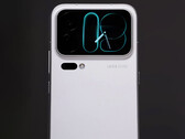 Den bakre skärmen verkar ha smalare ramar. Bild: en skärmdump från en hands-on-video som visar Xiaomi 18 Pro.