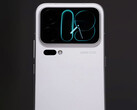 Den bakre skärmen verkar ha smalare ramar. Bild: en skärmdump från en hands-on-video som visar Xiaomi 18 Pro.