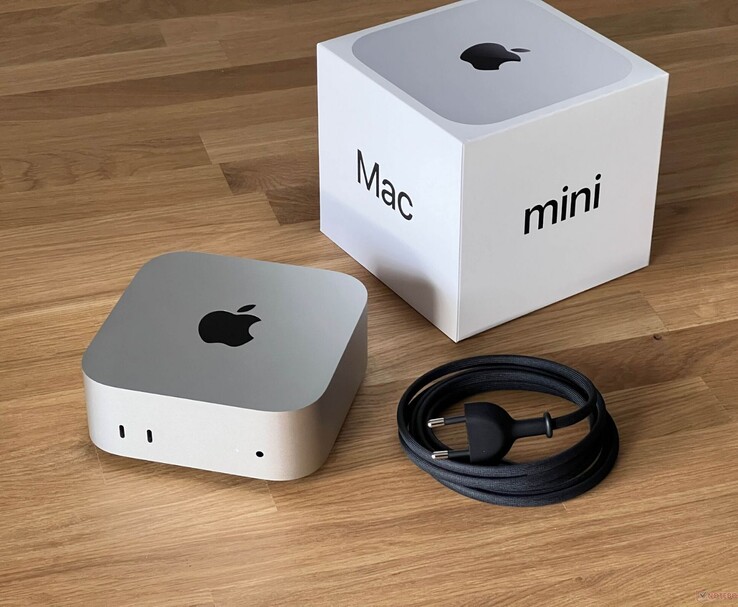 Apple Mac mini stationär visas med detaljhandelsförpackning och strömkabel (Bildkälla: Notebookcheck)