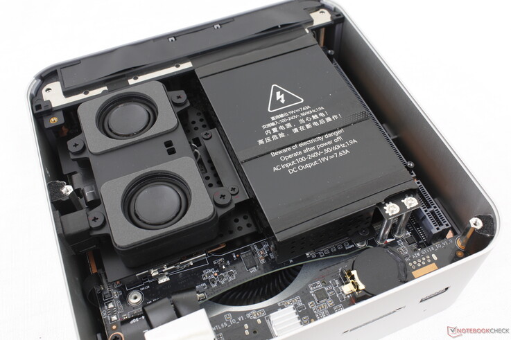 För att komma åt de två SODIMM-platserna och de två M.2 2280 SSD-platserna krävs ytterligare demontering