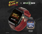 Spelklockan Street Fighter II: My Play Watch med ett rött armband, detaljer med guldfinish och en andra klockdisplay, mot en mörk, texturerad bakgrund.