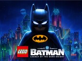 LEGO Batman står i sin klassiska dräkt mot en regnblöt silhuett av Gotham City.
