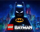 LEGO Batman står i sin klassiska dräkt mot en regnblöt silhuett av Gotham City.
