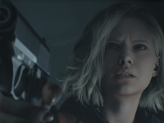 En skärmdump av Resident Evil Reqiuem-huvudpersonen Grace Ashcroft som håller i en pistol