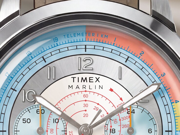 Närbild på urtavlan på Timex Marlin Neo Classic Chronograph som visar den blå telemeterskalan, den röda takymeterskalan och de två hjälpurtavlorna.
