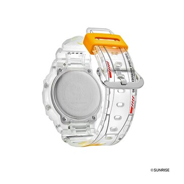 Bakre vinkelvy av den transparenta G-Shock med Gundam-tema som visar boettens baksida i rostfritt stål och detaljerad grafik på remmen.