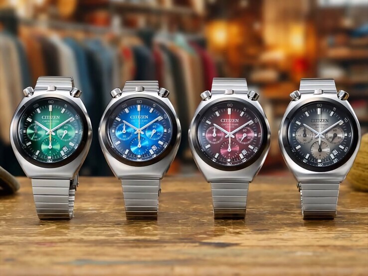 Fyra Citizen Tsuno Chronograph-klockor visas sida vid sida på en träyta, med urtavlor i gröna, blå, röda och grå färgövergångar samt boetter i rostfritt stål.