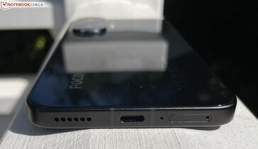 Botten: högtalare, USB-C 2.0, mikrofon, dubbla SIM-kort