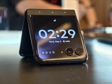 Motorola Razr 70 med skyddsfodral med kristaller från Swarovski