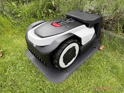 Roborock RockNeo Q105 i sin laddningsstation.