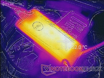 AC-adaptern kan nå över 52 C efter en timmes intensiv belastning