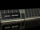 Microns DDR5 RDIMM-minnesmodul. Företagets nya 512 GB-version kan möjliggöra upp till 12 TB RAM-minne i en enda server.