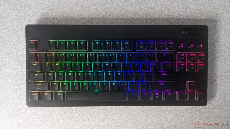 BlackWidow V4 HyperSpeed TKL med RGB-effekter i regnbågsformat