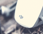 En närbild av DJI:s logotyp på en drönare.