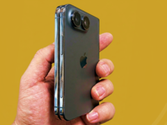 iPhone Ultra/Fold dummy-enhet - hands-on bild (redigerad - original nedan).