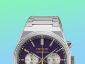 Närbild på den övre halvan av Seiko HGK003, med fokus på det kantiga boettet i rostfritt stål, de övre armbandslänkarna, de övre tryckknapparna och den övre delen av den lila urtavlan mot en livfull bakgrund med gröna och blåa färgövergångar.