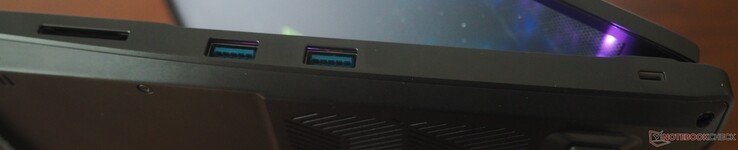 höger sida: kortläsare, 2x USB-A 3.2 Gen1, Kensington Lock