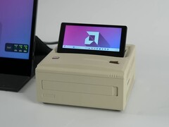 En Ayaneo AM01S minidator i retrostil med beige finish och en inbyggd sekundär skärm som kan fällas upp och visa Windows-skrivbordet. (ETA Prime via YouTube)