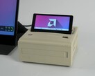 En Ayaneo AM01S minidator i retrostil med beige finish och en inbyggd sekundär skärm som kan fällas upp och visa Windows-skrivbordet. (ETA Prime via YouTube)
