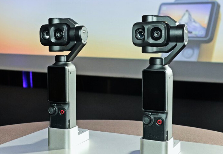 Ett par DJI Osmo Pocket 4P-kameror visas upp i Cannes.