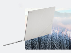 Asus lanserar 2026 Zenbook 16 Air med ljusstark OLED och Ryzen AI 9 H 465. På bilden: en kampanjbild som visar baksidan av den bärbara datorn. (Bildkälla: Asus - redigerad)