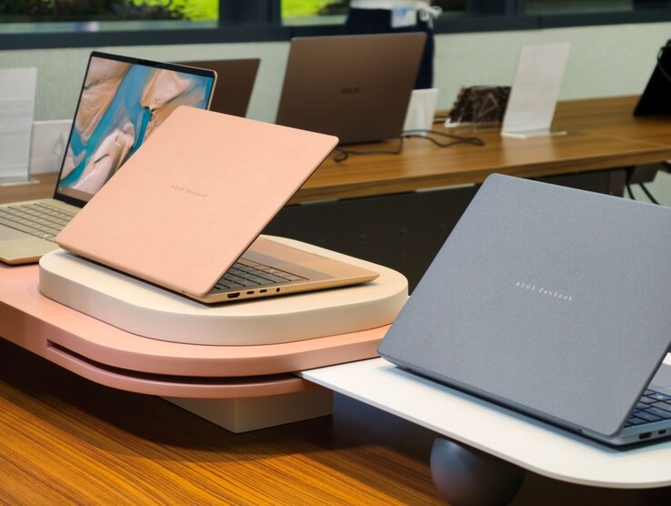 De bärbara 2026 Zenbook 14 Copilot AI-datorerna finns i färgerna Zabriskie Beige, Komodo Coral och Arctic Blue (från vänster till höger).