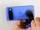Baksidan på Pixel 10 är relativt lätt att ta bort. (Bildkälla: iFixit)