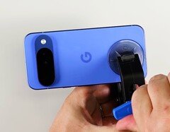 Baksidan på Pixel 10 är relativt lätt att ta bort. (Bildkälla: iFixit)