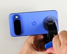 Baksidan på Pixel 10 är relativt lätt att ta bort. (Bildkälla: iFixit)