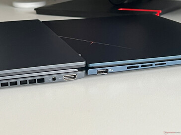 Zenbook Duo OLED (vänster) vs. Zenbook 14 OLED (höger)