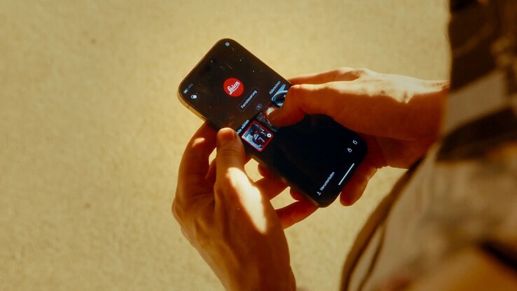 Foton från Leica D-Lux 8 kan överföras trådlöst till en smartphone.