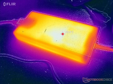 AC-adaptern når över 56 C vid krävande belastningar