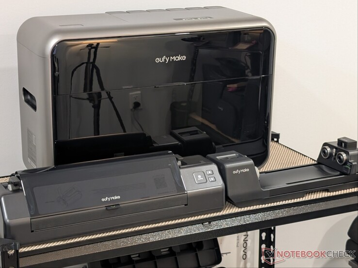 eufyMake E1 med laminator och roterande tillbehör.