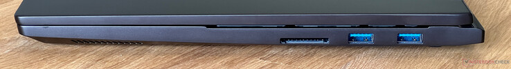 Höger sida: SDXC-kortläsare, 2x USB-A 3.2 Gen.1 (5 Gbit/s)