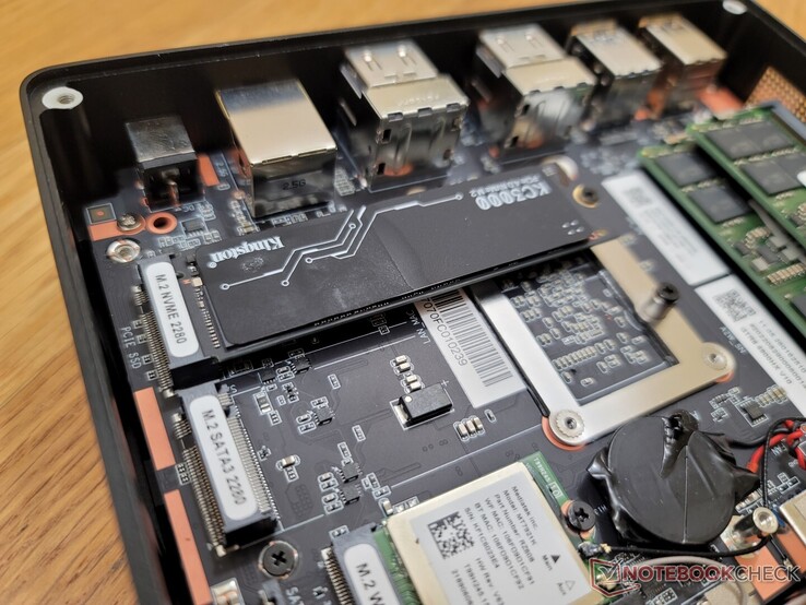 Systemet kan stödja en M.2 2280 PCIe4 x4 NVMe SSD och en långsammare M.2 2280 SATA III SSD