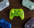 Färgerna på 8BitDo 64 Bluetooth Controller Prototype Limited Edition har genomskinliga skal.