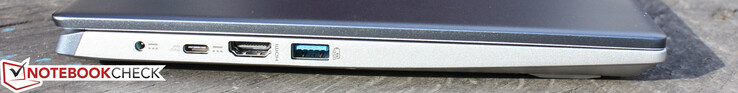 Vänster: AC-adapter (tunnplugg), USB Type-C 3.1 med PD och DisplayPort, HDMI, USB-A 3.1
