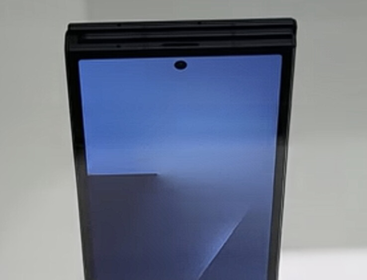 Galaxy Z TriFold ska vara tunnare än Galaxy Z Fold4 trots att den har en 10-tums vikbar skärm. (Bildkälla: SBS Korea via Omokgyo Electronics Mall - redigerad)