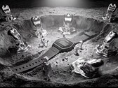 En digital klocka av modellen Casio x GRAGG LW-204GRAGG-1BDF, utställd på ett skulpturalt silverfärgat stativ, omgiven av miniatyrastronauter och föremål inspirerade av smält metall.