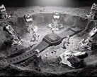 En digital klocka av modellen Casio x GRAGG LW-204GRAGG-1BDF, utställd på ett skulpturalt silverfärgat stativ, omgiven av miniatyrastronauter och föremål inspirerade av smält metall.