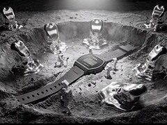 En digital klocka av modellen Casio x GRAGG LW-204GRAGG-1BDF, utställd på ett skulpturalt silverfärgat stativ, omgiven av miniatyrastronauter och föremål inspirerade av smält metall.