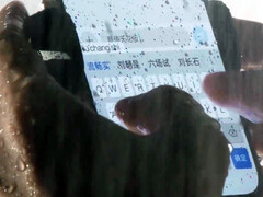 Oppo A6s Pro i regnet.