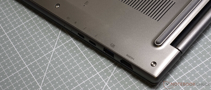 Vänster sida: 2 x Thunderbolt, USB-3-A, HDMI 