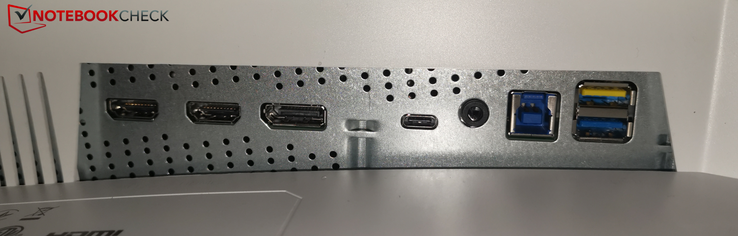 Bakre vänster: 2x HDMI 2.0, DP, USB-C 3.0, hörlursuttag, USB-B, 2x USB-A